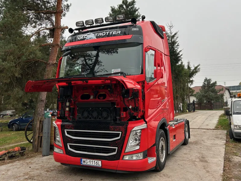 ciągnik siodłowy volvo kolor czerwony belka z lampami led na dachu przeglad lub naprawa silnika