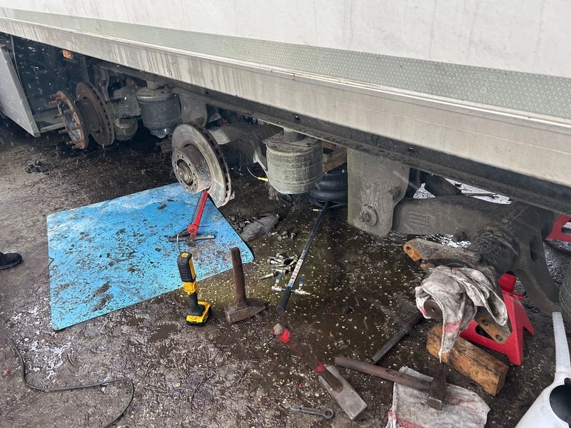 naprawa ukladu jezdnego i zawieszenia naczepy ciezarowej zdemontowane kola uklad zawieszenia pneumatycznego tarcze hamulcowe