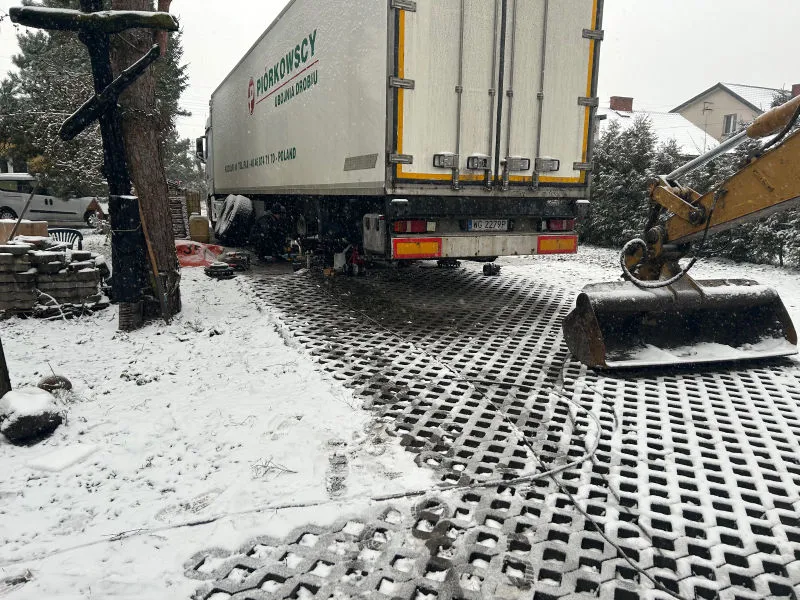 naprawa zawieszenia naczepy chlodniczej biale panele dwuskrzydlowe drzwi zamykane na rygle