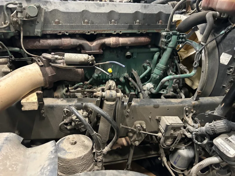 silnik wysokoprezny ciezarowy blok silnika i glowica po lewej stronie turbo sprezarka uklad wytryskowy i paliwowy uklad dolotowy i wydechowy maszyny budowlane