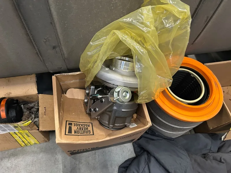 turbosprezarka do silnikow wysoko preznychnowa zapakowana w zolta folie ochronna gotowa do montazu maszyny budowlane